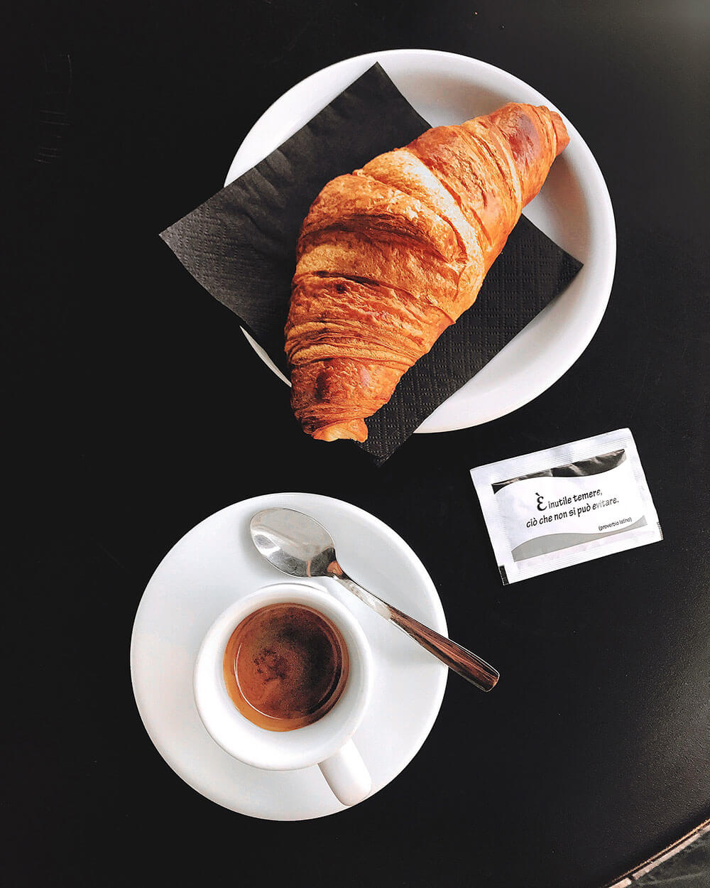 Imagen de café negro con croisant